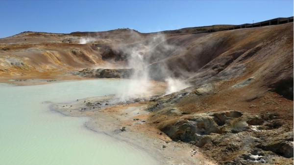Bild 1 von 2: In heißen Schlammquellen treten viele Mineralien an die Oberfläche, wie hier am Vulkan Krafla.