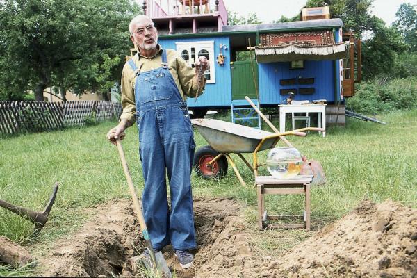 Bild 1 von 3: Peter (Peter Lustig) findet in seinem Garten seltsame Gegenstände. Er fragt sich, ob das alte römische Scherben sein könnten. Dies führt ihn auf eine interessante Spur.