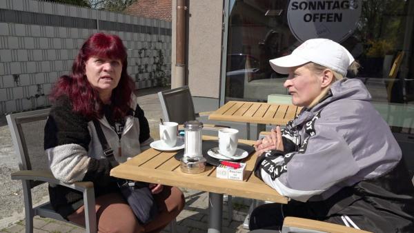Bild 1 von 3: Petra (li.) und ihre Halbschwester Christine (re.) treffen sich auf eine Tasse Kaffee