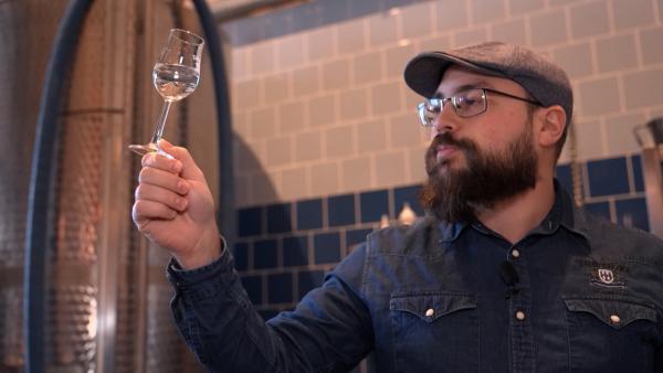Bild 1 von 3: Der bei Bamberg gefertigte Gin hat eine ganz spezielle geschmackliche Besonderheit: Neben Wacholderbeeren werden \