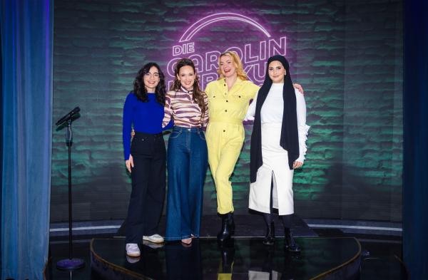 Bild 1 von 1: Carolin Kebekus (2.v.l.) mit vl.n.r. Ana Lucía, Kristina Bogansky und Anissa Loucif.