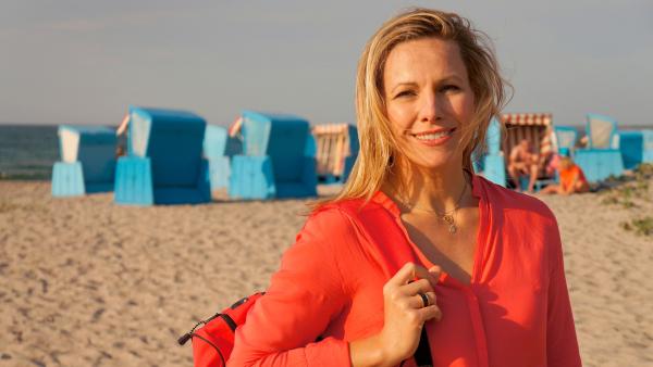 Bild 1 von 1: Moderatorin Andrea Grießmann am Strand von Ahrenshoop.