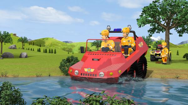Bild 1 von 3: Sam und Elvis fahren mit Hydrus zu einem Wasser-Rettungseinsatz, um Trevor und Moose zu retten.