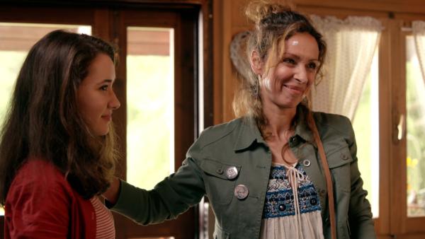 Bild 1 von 6: Tante Annie (Mary Sellers, r.)  ist froh, dass es Mia (Margot Nuccetelli, l.) bei Sara und Luciana so gut gefällt.