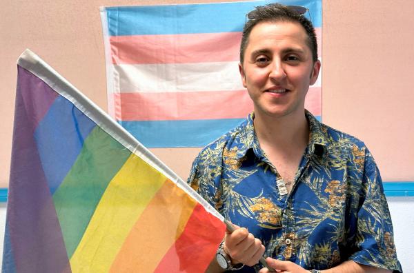 Bild 1 von 2: Der 36-jährige Transmann Gök engagiert sich für die Rechte von Transsexuellen.