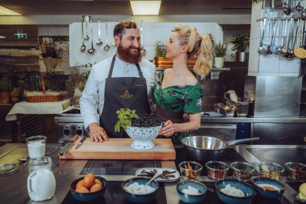 Bild 1 von 21: Im Bild: Silvia Schneider und Lukas Schmiderer kochen gemeinsam \
