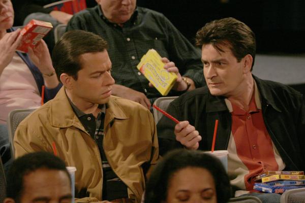 Bild 1 von 13: Um Alan (Jon Cryer, l.) von seinem Schmerz etwas abzulenken, geht Charlie (Charlie Sheen, r.) mit ihm ins Kino ...