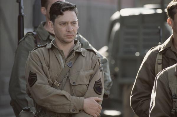 Bild 1 von 7: BAND OF BROTHERS, the ten-part miniseries based on Stephen E. Ambrose?s nonfiction best seller about a World War II U.S. Army unit, debuts SUNDAY, SEPT. 9 at 9:00 p.m. (ET), exclusively on HBO.  Pictured:  Dexter Fletcher.