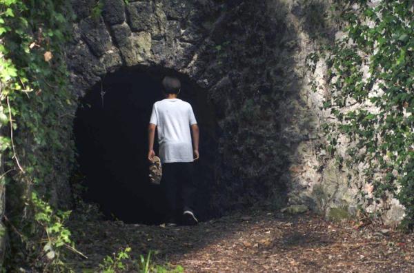 Bild 1 von 3: Auf der verzweifelten Suche nach Wasser folgt So (Karim Lemaitre) einem seltsamen Geräusch und verschwindet in einem dunklen Tunnel.