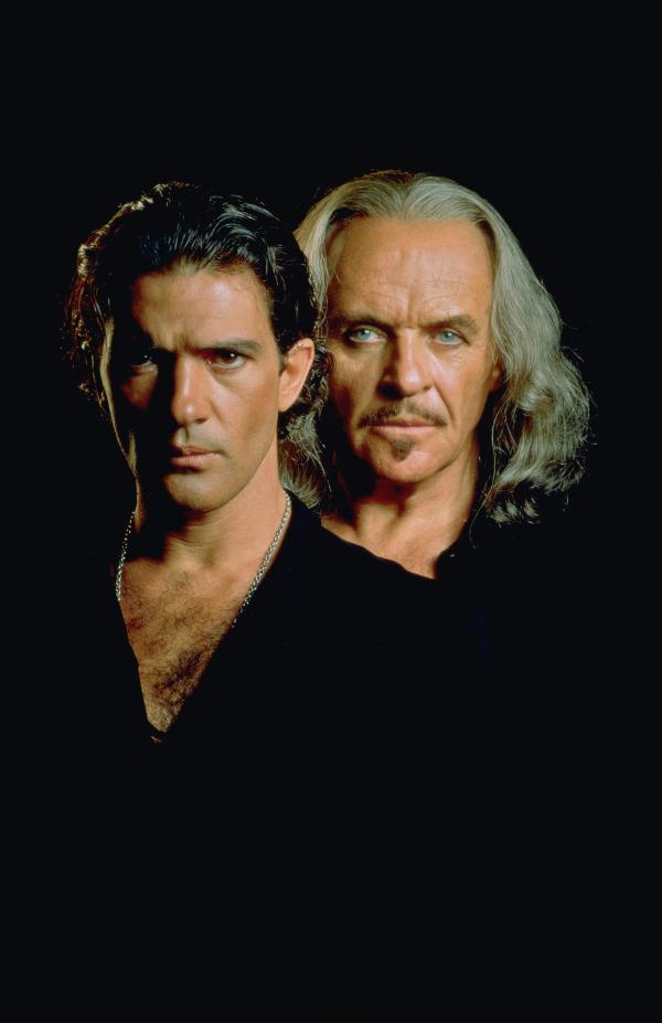 Bild 1 von 12: Der alte Zorro alias Don Diego De La Vega (Anthony Hopkins, r.) und sein Nachfolger Alejandro Murrieta (Antonio Banderas).