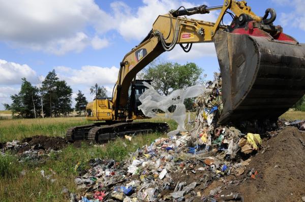 Bild 1 von 1: In der Deponie Altbensdorf wurde illegal Müll entsorgt. Bei Kontrollen wurde unter einer dünnen Erdschicht unerlaubt abgeladener Plastikmüll entdeckt.