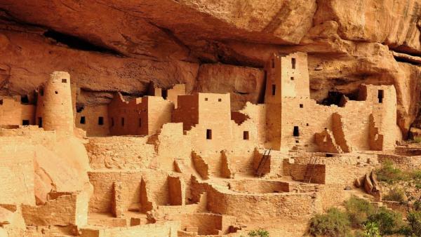 Bild 1 von 5: Vor 1200 Jahren tauchen im ganzen Südwesten erstmals mehrstöckige Wohnhäuser der Pueblos auf. Diese Lehmbauten entstehen unter Felsüberhängen und auf Tafelbergen und bieten Hunderten, wenn nicht Tausenden Menschen eine Behausung.