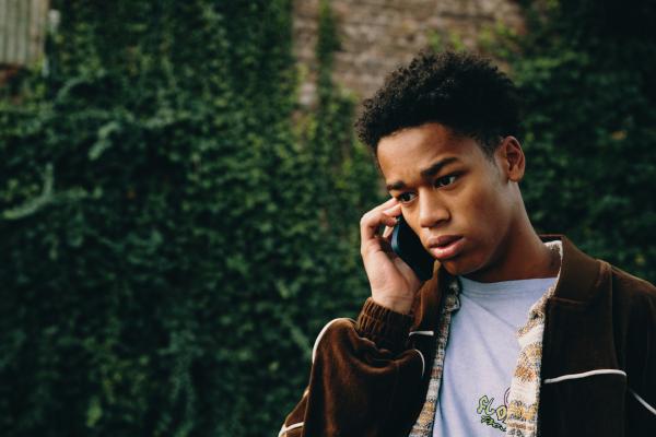 Bild 1 von 3: Bernd erhält einen schicksalhaften Anruf.