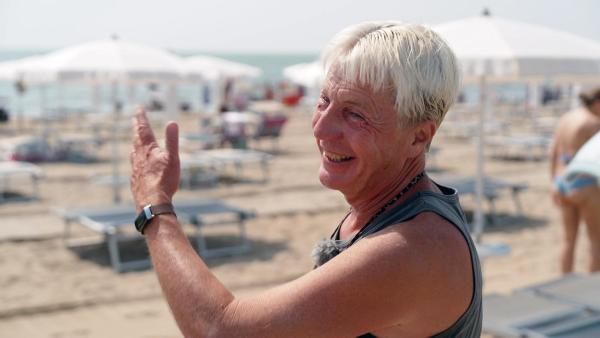 Bild 1 von 8: Im Bild: Das 60. Jahr in Folge ist Gerhard heuer am Strand von Lignano Pineta.