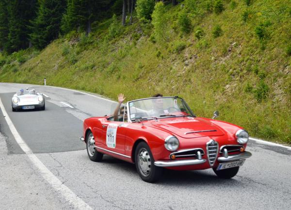 Bild 1 von 5: Tobias Moretti im Alfa Romeo Guilia Spider; dahinter Rudi Roubinek im Porsche Bergspyder.