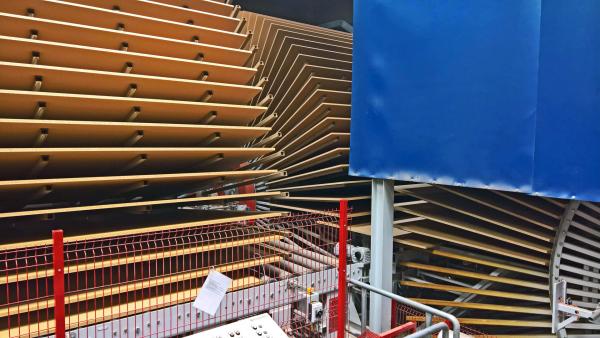 Bild 1 von 3: Aus den gefällten Stämmen werden in mehreren Produktionsschritten Spanplatten gepresst, aus denen wiederum die einzelnen Küchenmodule gefertigt werden.