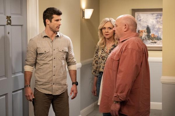 Bild 1 von 9: (v.l.n.r.) Riley (Parker Young); Lois (Rachel Bay Jones); Art (Dean Norris)