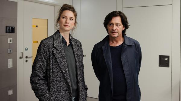 Bild 1 von 25: Kommissarin Grünwald (Lisa Schützenberger) und Kriminalpsychologe Meiberger (Fritz Karl) wollen mit den Kommilitonen und dem Professor des Opfers sprechen.