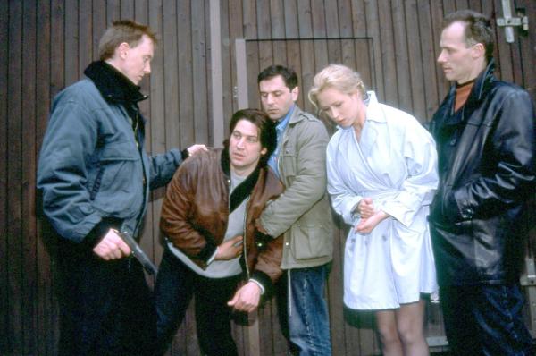 Bild 1 von 6: Im Bild: Während Palo (Andrzej Musial, re.) Irina (Agnieszka Wagner) bedroht, schleppen seine Männer (Pawel Burczyk, Merab Ninidze) den verletzten Kommissar Richie Moser (Tobias Moretti, 2.v.li.) mit sich.