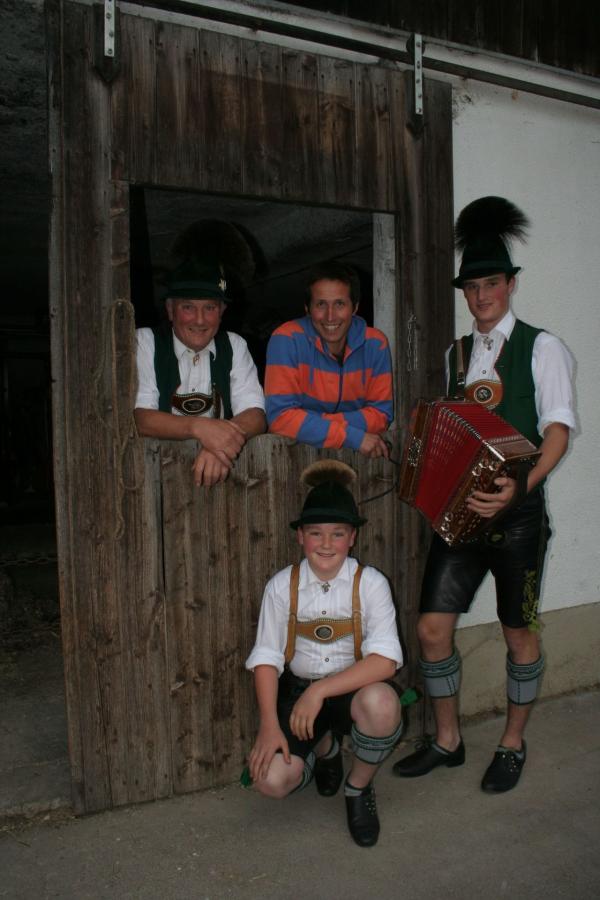 Bild 1 von 5: Willi mit der Familie Thaler.
