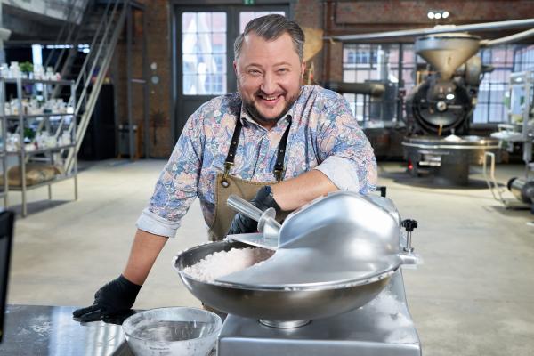 Bild 1 von 7: Eine traditionelle Hühnersuppe ist aufwändig in der Zubereitung - bei der Industrie-Variante muss es dagegen schnell gehen. In den Instant-Suppen stecken Salz, Maltodextrin, Hefeextrakt, Hühnerfett, Aroma, Karamell und Antioxidantien.