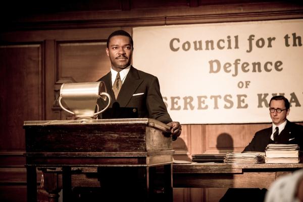 Bild 1 von 15: Im Londoner Exil prangert Seretse Khama (David Oyelowo) das Verhalten der britischen Regierung ihm gegenüber an.