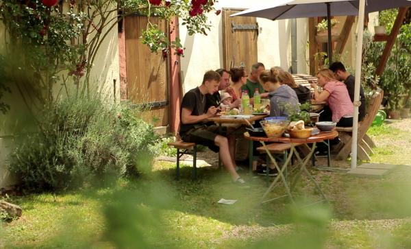 Bild 1 von 1: Die Familie Dürr im Hof.