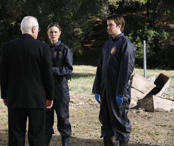 Bild 1 von 13: Dr. Brennan (Emily Deschanel, M.); Dr. Addy (Eric Millegan, r.)