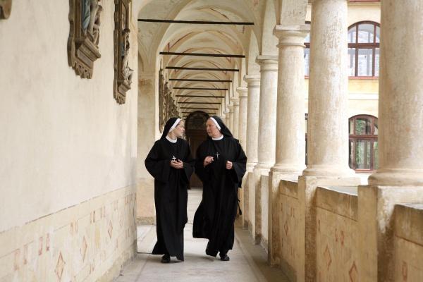 Bild 1 von 14: Im Bild (v.li.): Daniela Nitsch (Schwester Angelika), Hertha Schell (Äbtissin Hildegard).