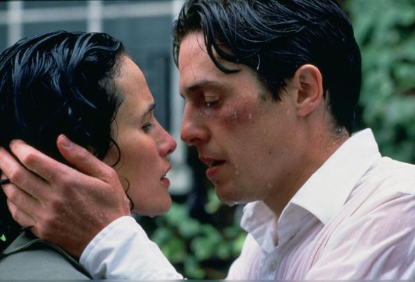 Bild 1 von 15: Charles (Hugh Grant, r.) und seine Freunde sind auf der Suche nach der wahren Liebe. Dabei begegnet Charles seiner Traumfrau - Carrie (Andie MacDowell, l.). Doch bis er am Ziel seiner Träume ankommt, muss er vier Hochzeiten und einen Todesfall überstehen ...