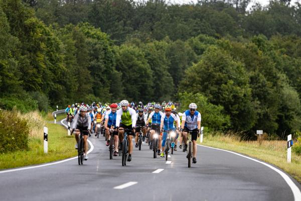Bild 1 von 3: Die Radl-Karawane ist unterwegs von Ebern nach Sand am Main. Links: Janina Weber (Leitung BR-Radltour, BR); dahinter: Jürgen Hennemann (1. Bürgermeister, Ebern); 3. von rechts: Tassilo Forchheimer (Leitung BR Franken, BR); 2. Von rechts: Thorsten Glauber (Bayerischer Staatsminister für Umwelt und Verbraucherschutz); rechts: Dr. Markus Riese (Leitung Abt. Marketing, BR).