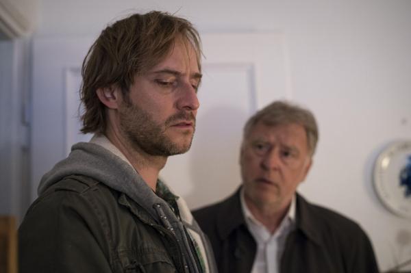 Bild 1 von 6: Sebastian Böger (Niels-Bruno Schmidt, l.); Hajo Trautzschke (Andreas Schmidt-Schaller, r.)