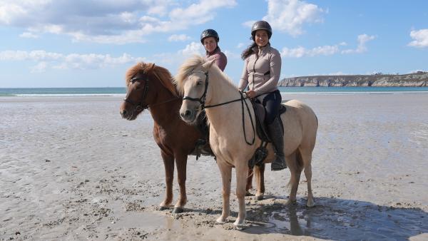 Bild 1 von 8: Tabea Kannengießer und Lisa Spengler mit ihren Pferden am Strand.