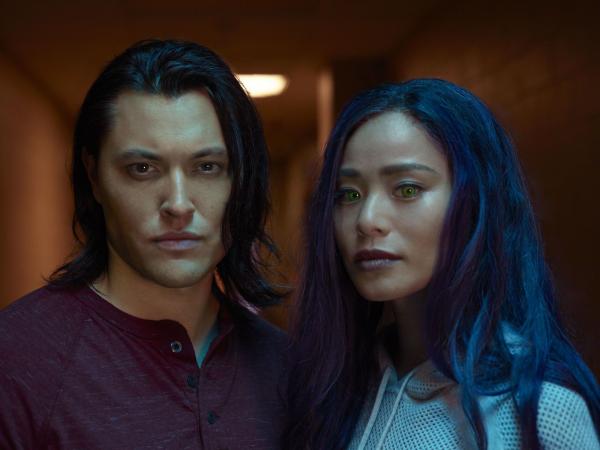 Bild 1 von 11: (2. Staffel) - The Gifted - John (Blair Redford, l.); Clarice (Jamie Chung, r.)