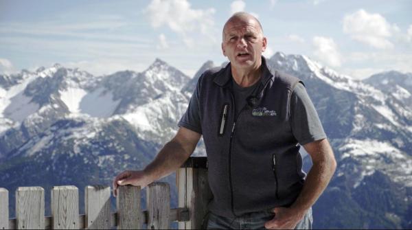 Bild 1 von 10: Im Bild: Hu¨ttenwirt Harald Wolf vor seiner Hu¨tte.