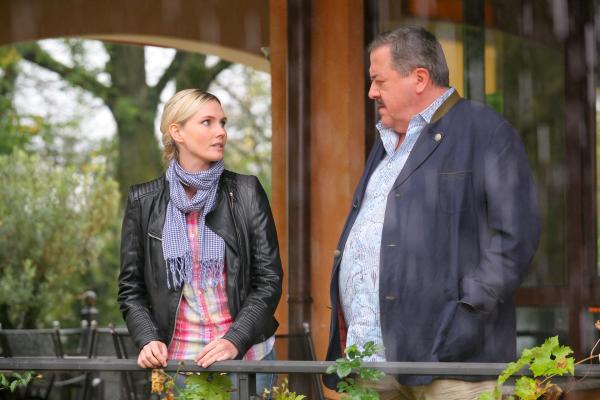 Bild 1 von 11: Bedienung Lisa Breuninger (Patricia Döring, l.) gerät in den Fokus von Kommissar Hofers (Joseph Hannesschläger, r.) Ermittlungen.