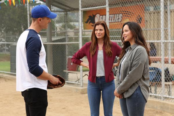 Bild 1 von 3: Lucy Chen (Melissa O'Neil, r.) ist beeindruckt von Tim Bradfords (Eric Winter, l.) bemerkenswerter Empathie und seinem einfühlsamen Umgang mit den Kindern auf dem Baseballplatz. Den eigentlichen Grund dafür erfährt sie jedoch von seiner Schwester (Peyton List, M.).