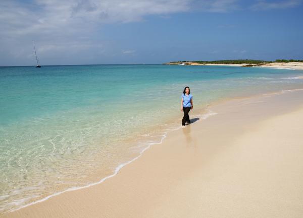 Bild 1 von 3: Moderatorin Mona Vetsch bei einem Strandspaziergang.