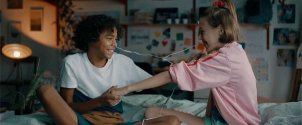 Bild 1 von 5: Felix (Junes Callaert) und Ella (Cécile Enthoven) necken sich.