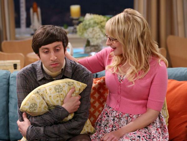 Bild 1 von 32: Bernadette (Melissa Rauch, r.) muss sich um Howard (Simon Helberg, l.) kümmern, denn seine Beziehung zu seiner Mutter bedroht auf unübliche Weise seine Männlichkeit ...