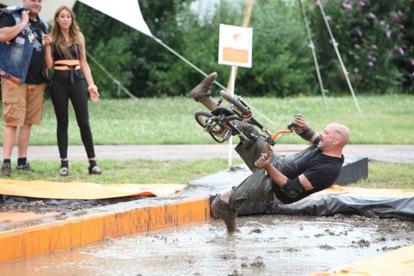 Bild 1 von 7: Ambitionierte Kerle, wagemutige Frauen, crashreiche Actionspiele: In der Physical-Game-Show \