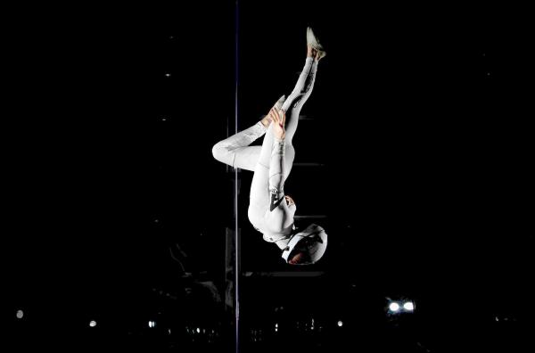 Bild 1 von 4: Die 25-jährige Athletin und Trainerin Laurie Lubbe fliegt im Windkanal in der künstlerischen Disziplin Freestyle.