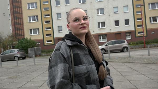 Bild 1 von 1: Die junge Mutter Michelle hat einen neuen Job im Finanzbüro. Nun versucht die 19-Jährige, ihren fünfjährigen Sohn und ihre neue Arbeitsstelle unter einen Hut zu bringen.