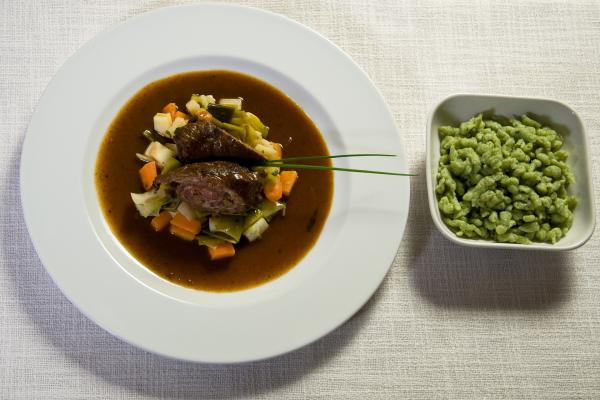 Bild 1 von 3: Der Hauptgang von Hilde Rasch: Rindsroulade mit grünen Spätzle.