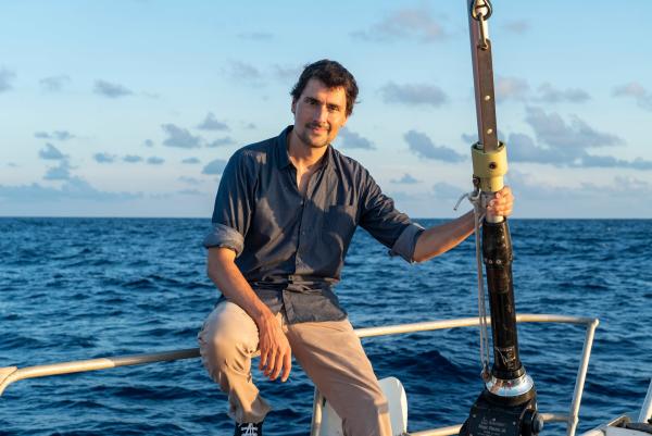 Bild 1 von 15: Der Meeresbiologe Uli Kunz begleitet eine Forschungsexpedition zum abgelegenen Chagos-Archipel mitten im Indischen Ozean. Fernab von jedem Kontinent wollen die Forschenden die Welt über und unter Wasser erkunden.