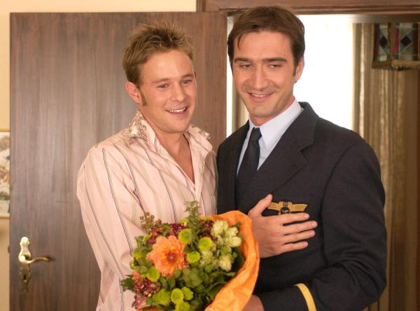 Bild 1 von 16: Philipp (Oliver Clemens, links) stellt seiner Familie seinen Freund vor: Den Franzosen Michel (Alexander Grünwald).