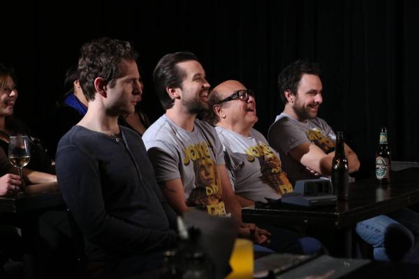 Bild 1 von 7: (v.l.n.r.) Dennis Reynolds (Glenn Howerton); Mac (Rob McElhenney); Frank Reynolds (Danny DeVito); Charlie Kelly (Charlie Day)