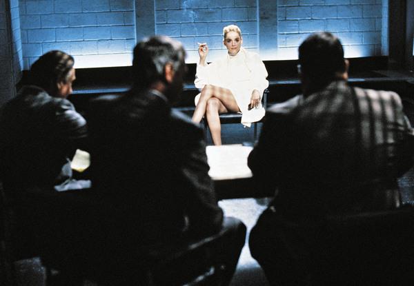 Bild 1 von 1: Die attraktive und reiche Krimischriftstellerin Catherine Tramell (Sharon Stone) wird des Mordes an ihrem Liebhaber verdächtigt. Während des Verhörs düpiert sie die Polizisten durch irritierende freizügige Einblicke.