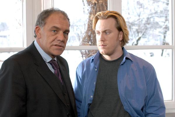 Bild 1 von 2: Im Bild (v.li.): Christian Kohlund (Christian Kern), Nicholas Ofczarek (Elias Kern).