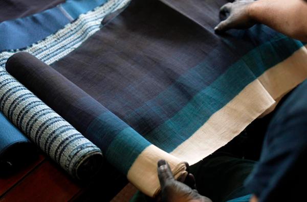 Bild 1 von 2: Die Insel Shikoku im Westen Japans ist die Wiege eines Blautons, der auf japanischen Stoffen allgegenwärtig ist: Indigo.